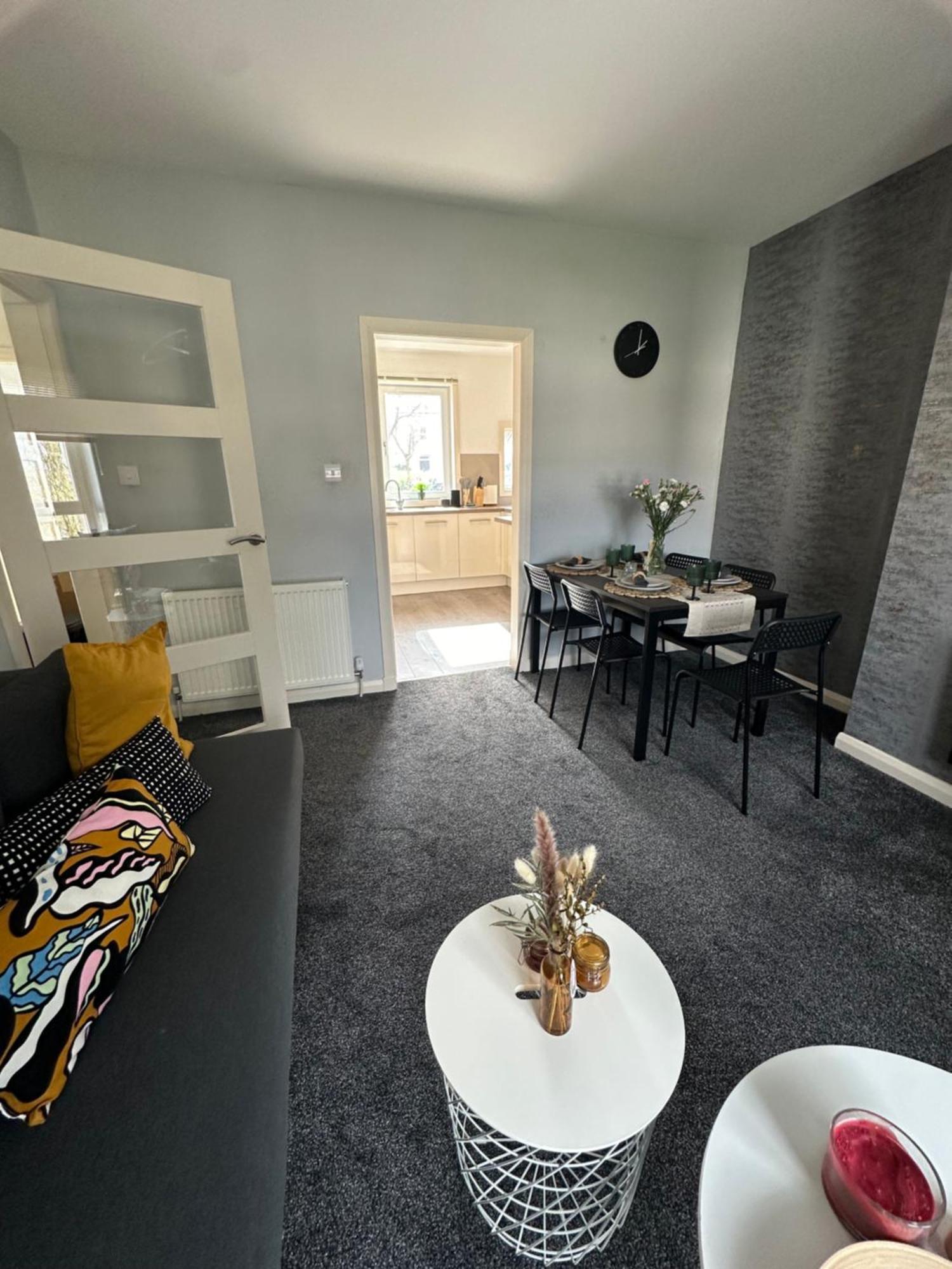 Glasgow Modern Style Home , Separate Entrance Luaran gambar